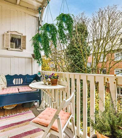 Yapay Çiçek Sarkan Yeşil Balkon Saksısında Şimşir Okaliptus