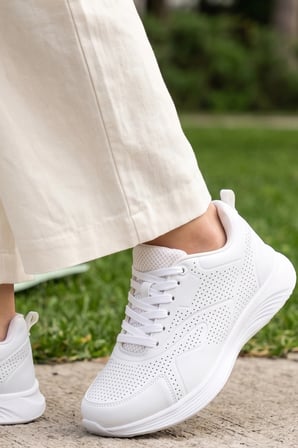 Urban Pure Comfort: Minimalist Beyaz Kadın Spor Ayakkabı