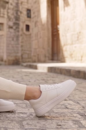 Urban Pure White Comfort: Minimalist Beyaz Kadın Spor Ayakkabı