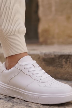 Urban Pure White Comfort: Minimalist Beyaz Kadın Spor Ayakkabı
