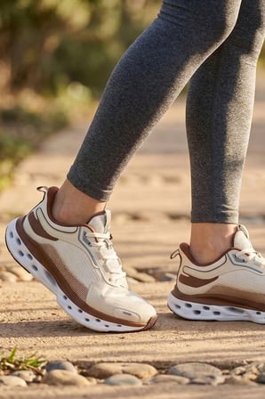 Air-Stride Pro: Nefes Alabilen ve Yüksek Tabanlı Kadın Günlük Yürüyüş Ayakkabısı – Bej & Kahve
