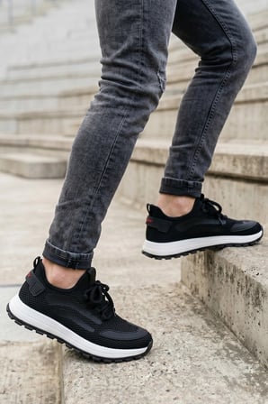 StratoMesh Siyah Kalın Tabanlı Erkek Spor Ayakkabı – Rahat Günlük Sneaker