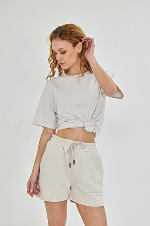 Esnek ve Rahat Kesim Çift Cepli Diz Üstü Kadın Şort