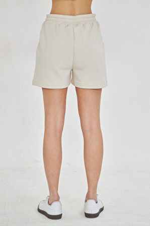 Esnek ve Rahat Kesim Çift Cepli Diz Üstü Kadın Şort