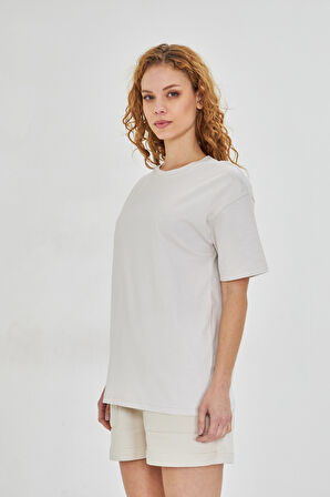 Esnek ve Rahat Kesim Çift Cepli Diz Üstü Kadın Şort