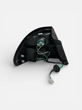 DEPO MAZDA 323 FAMİLİA SAĞ ARKA STOP LAMBASI DUYLU AMPULLÜ 1995-1998