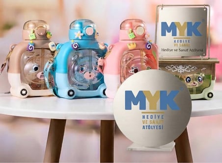 MYK Hediye Ve Sanat Atölyesi Ayıcık Model Suluk Mavi 1000 Ml Bpa İçermez Çift Taraflı Kullanım Askılı