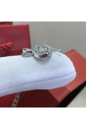Pure Diamonds Sol Anahtarı Kadın Kolye | Gümüş Zincir | Zarif & Işıltılı Tasarım