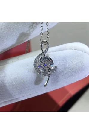 Pure Diamonds Sol Anahtarı Kadın Kolye | Gümüş Zincir | Zarif & Işıltılı Tasarım