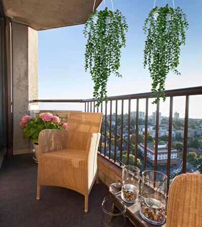 Yapay Çiçek Sarkan Beyaz Balkon Saksısında Şimşir Okaliptus