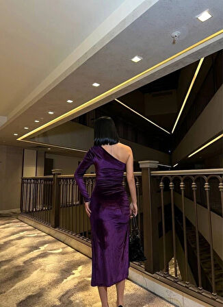 Kadın Uzun Kollu Omuz Dekolteli Büzgü Ve Asimetrik Yırtmaç Detay Elbise