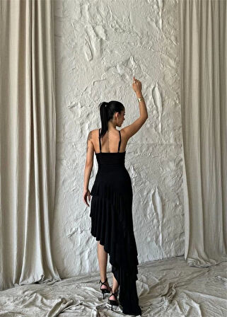 GÜLLÜ ELBİSE ASİMETRİK KATLI - Siyah