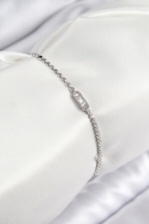 Pirinç Zirkon Taşlı Dikdörtgen Model Ezme Zincir Gümüş Renk Kadın Bileklik