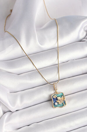 316L Çelik Gold Renk Zincir Zirkon Taş Detaylı Mavi İşlemeli Çiçek Portre Model Kadın Kolye