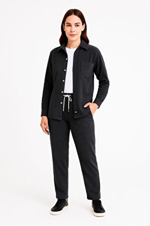 Kadife Oversize Takım – Gömlek Ve Pantolon İkili Set Füme Corduroy Şıklığı, Rahat Ve Zarif Duruş Yumuşak Dokulu Kadife Kumaş, Düğmeli Gömlek Üst Ve Lastikli Pantolon Alt Parça Ile Gün Boyu Konfor- Siyah
