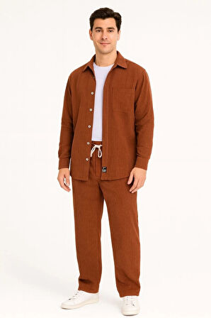 Erkek Kadife Oversize Takım – Gömlek Ve Pantolon İkili Set Füme Corduroy Şıklığı, Rahat Ve Zarif Duruş Yumuşak Dokulu Kadife Kumaş, Düğmeli Gömlek Üst Ve Lastikli Pantolon Alt Parça Ile Gün Boyu Konfor- Kiremit