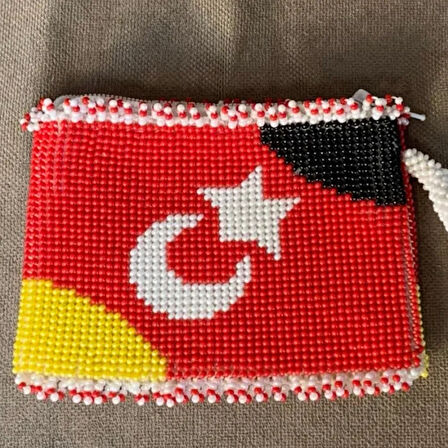 Uretti - Kenan 2196 - El Yapımı Renkli Kum Boncuk Türk Bayrağı Süslemeli Cüzdan - 8 x 10 cm