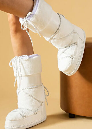 Beyaz Kürklü Suni Deri Detaylı Kadın Kar Çizmesi Moon Bot