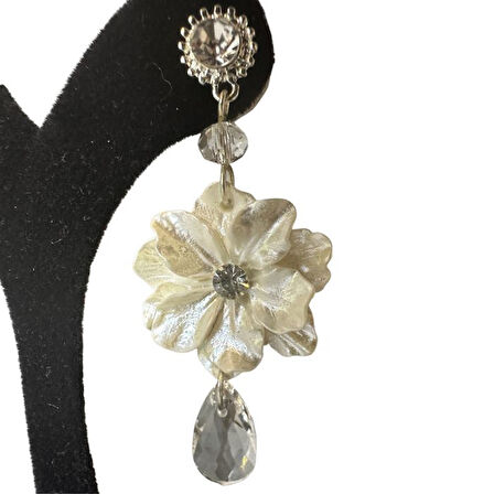 Uretti - İREM 3914 9923 Beyaz Çiçek ve Taş Detaylı Uzun Küpe