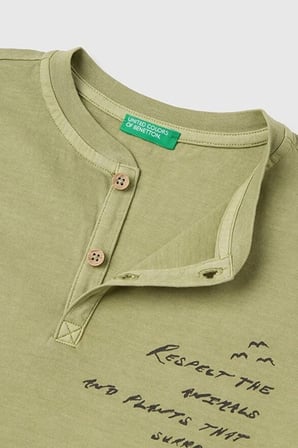 United Colors of Benetton Erkek Çocuk Haki Baskı Detaylı Düğmeli Yuvarlak Yaka T-Shirt 6-14 Yaş 