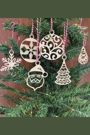 İpek Yıldızı® 6 Parça Kırmızı Beyaz İpli Noel Babalı ve Kar Tanesi Model Ahşap Yılbaşı Ağaç Süsü