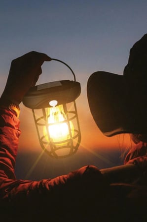 İpek Yıldızı® Solar Kamp Feneri – Güneş Enerjili, Otomatik Şarj ve Gece Işığı, Taşınabilir ve Asılabilir LED Dış Mekan Lamba