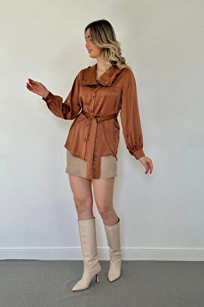 Kahverengi Yakası Fırfırlı Kuşaklı Saten Gömlek