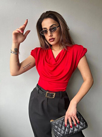 Kadın V Yaka Vatka Detay Kolsuz Dökümlü Bluz