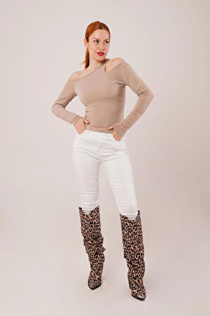 Omuz Dekolte Detaylı Krem Bluz