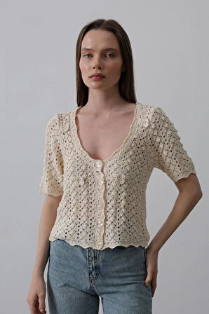 Çiçek Detaylı Düğmeli Triko  Ekru