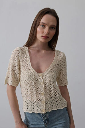 Çiçek Detaylı Düğmeli Triko  Ekru