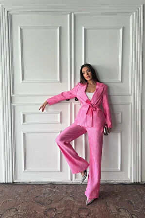 Pembe Beli Kuşaklı Ceket Ve Pantolon Parlak Takım