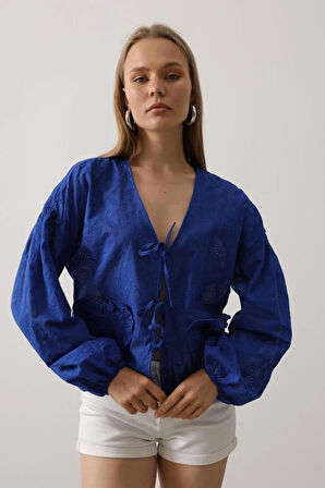 Kalp Detaylı Bağlamalı Brode Bluz  Saks