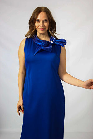 986 SAX YAKASI ORGANZE FİYONK BROŞLU SATEN KISA BÜYÜK BEDEN ELBİSE