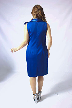 986 SAX YAKASI ORGANZE FİYONK BROŞLU SATEN KISA BÜYÜK BEDEN ELBİSE