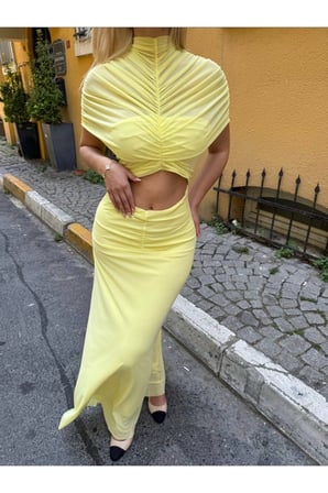Kadın Sarı Dik Yaka Drapeli Bel Dekolteli Astarlı Maxi Tül Elbise YEL221715
