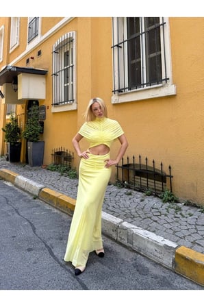 Kadın Sarı Dik Yaka Drapeli Bel Dekolteli Astarlı Maxi Tül Elbise YEL221715