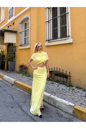 Kadın Sarı Dik Yaka Drapeli Bel Dekolteli Astarlı Maxi Tül Elbise YEL221715