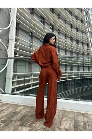 Kadın Kahverengi Soyut Desenli Saten Görünümlü Alt-Üst Takım YEL221821