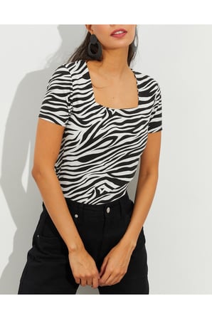 Kadın Beyaz-Siyah Kare Yaka Zebra Desenli Bluz APP1221