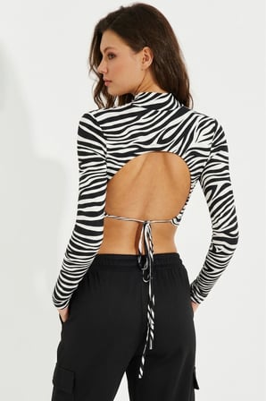 Kadın Beyaz-Siyah Sırtı Açık Zebra Desenli Crop Bluz APP1232
