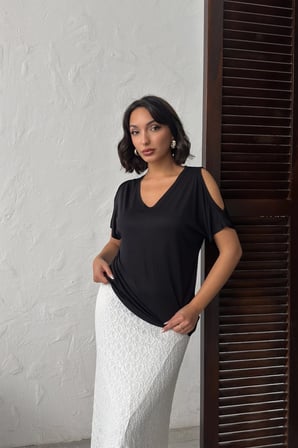 Kadın Siyah Kolları Pencere Detaylı Basic T-Shirt NJ153