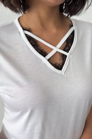 Kadın Beyaz Tül Detaylı V Yaka T-Shirt NJ160