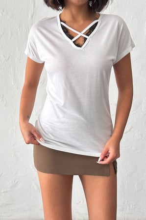 Kadın Beyaz Tül Detaylı V Yaka T-Shirt NJ160