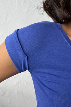 Kadın Saks V Yaka Kısa Kollu Slim Fit T-Shirt NJ140