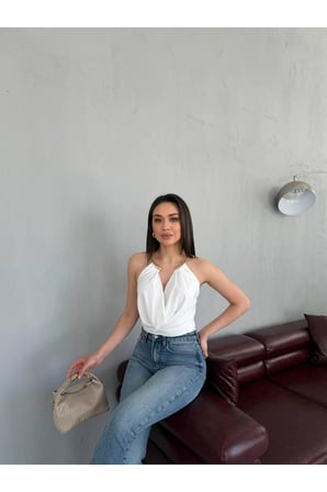Kadın Beyaz Aksesuarlı Degaje Yaka Bodysuit ELT302