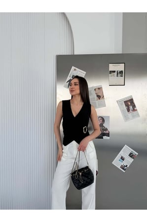 Kadın Siyah Kruvaze Yaka Kolsuz Tokalı Bluz ELT301
