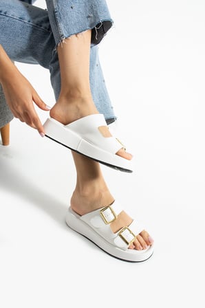 Calie Kadın Anatomik Comfort İki Bantlı Gold Detay Tokalı Esnek Yazlık Günlük Flat Sandalet Terlik