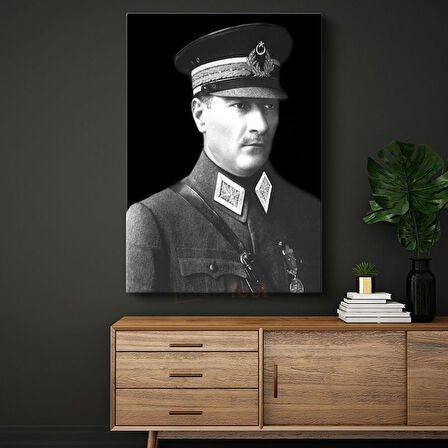 Şapkalı Komutan - Siyah Fonda Askeri Portre Kanvas Tablo