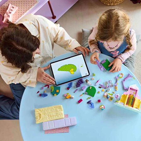 LEGO Gabby’s Dollhouse Tatlı Şekerleme Dağı ve Kedi Bahçesi 11205